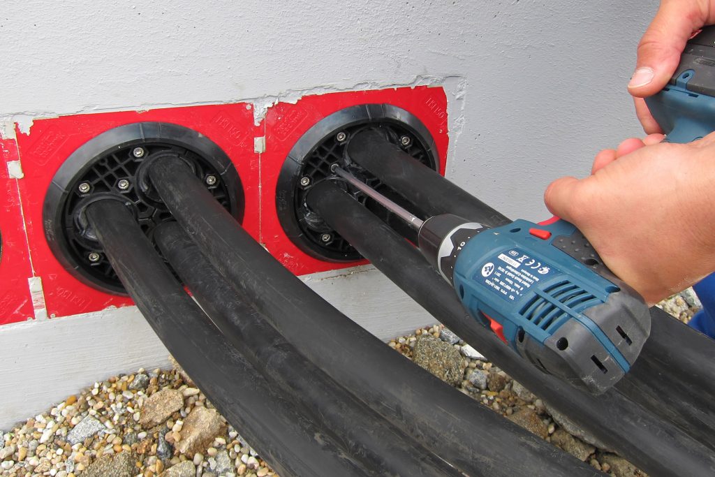  (Bild 2 a) Abdichtsysteme für Kabel, Rohre und Hauseinführungen schützen Gebäude vor eindringendem Wasser, Gas, Feuer, Schmutz und Ungeziefer.