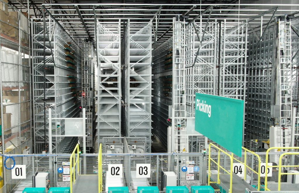  Mit einem innovativen Ansatz und Technologieeinsatz realisierte SSI Schäfer für Pepperl+Fuchs ein zuverlässiges und zukunftssicheres Distributionszentrum mit ca. 28.000 Lagerplätzen.