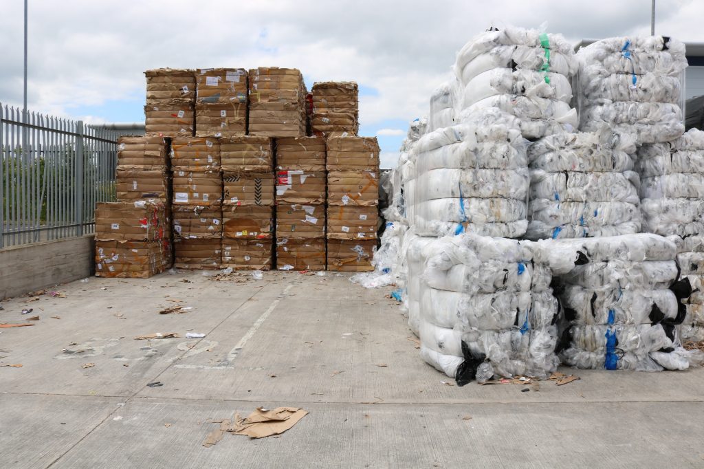  Über Kartonagen- und Kunststoffabfälle hinaus, werden jeden Monat rund 150t gemischte Trockenabfälle mit Hilfe der Ballenpressen verarbeitet, bevor sie zu einem Recyclingunternehmen gebracht werden.