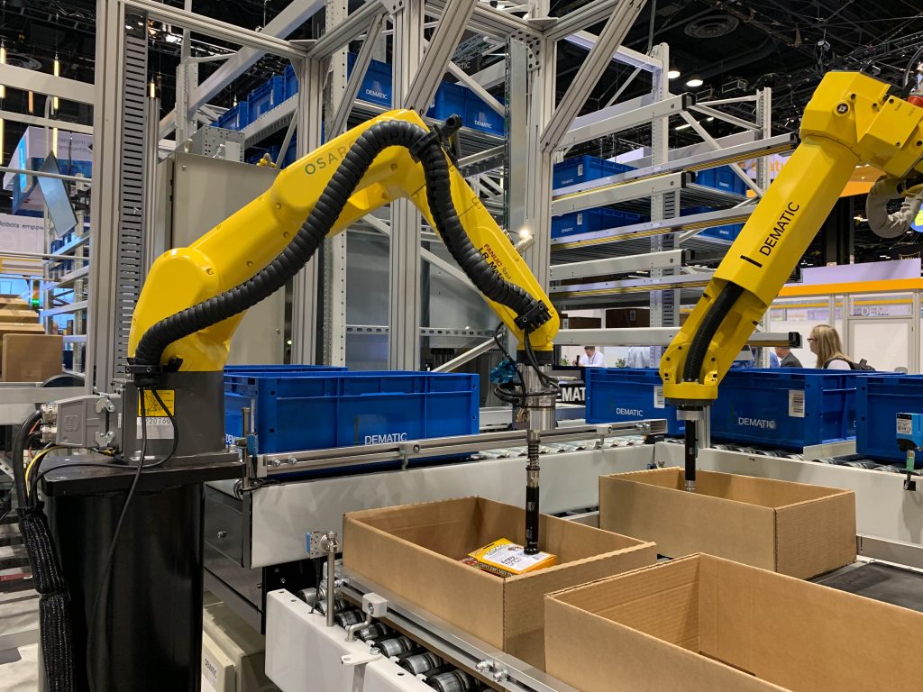  Zum Leistungsportfolio von Dematic gehört auch ein Roboterarm für die automatische Kommissionierung, der selbstständig einzelne Artikel auswählt, sie anhebt und sie in die vorgesehenen Behälter befördert.