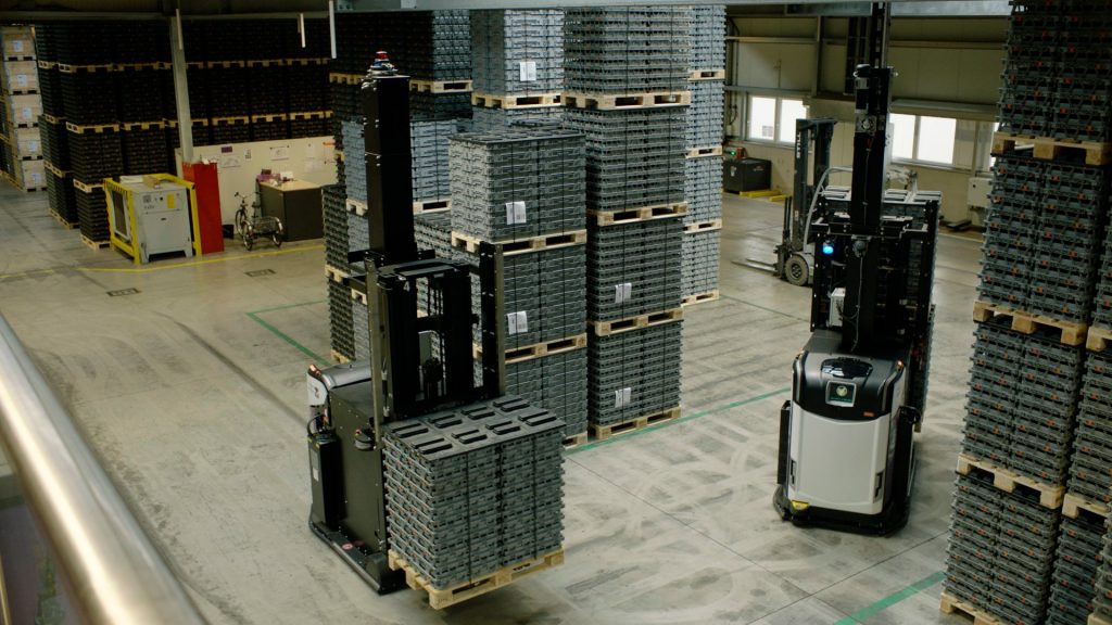  Welser setzt auf ein AGV-System von Rocla mit einer Flotte von vier fahrerlosen Transportsystemen (AGV) und einem Batteriewechselsystem.