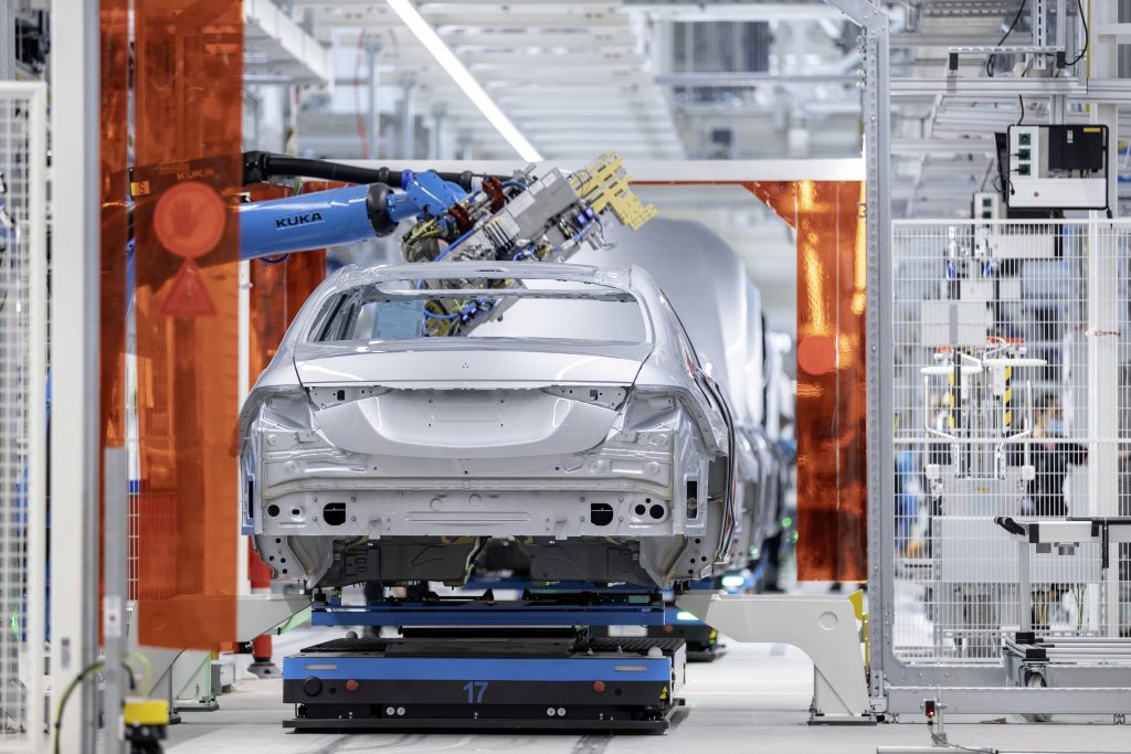  Eine Pkw-Karosse wird auf einem Vision E-FTF von dpm Daum + Partner Maschinenbau in eine Roboterzelle eingefahren.