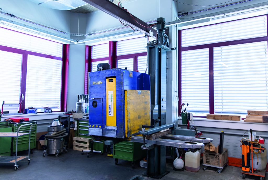  In der Betriebszentrale Migros Neuenburg-Freiburg werden die Geräte in der eigens dazu eingerichteten Werkstatt gewartet.