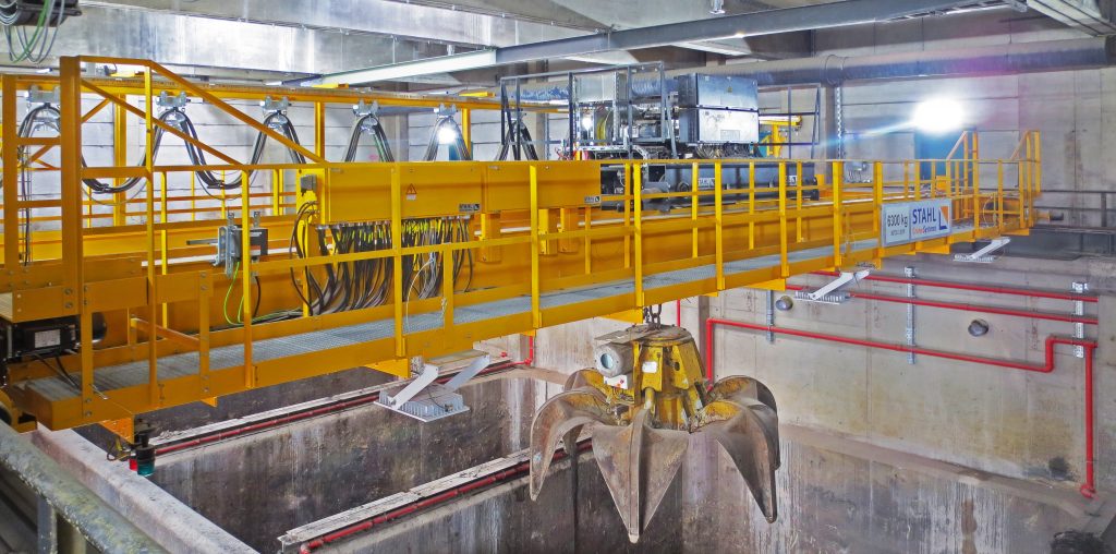  Der Zweiträgerbrückenkran von Stahl Cranesystems, mit einer Tragfähigkeit von 6,3t und einer Spannweite von 14m, 
ist für den Greiferbetrieb ausgelegt.