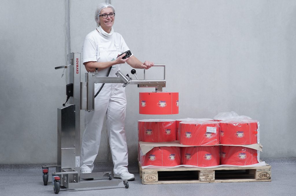  Mobile Hebelösung von Hovmand für das Verpackungshandling in der Anwendung bei der Käserei Altenburger Land.