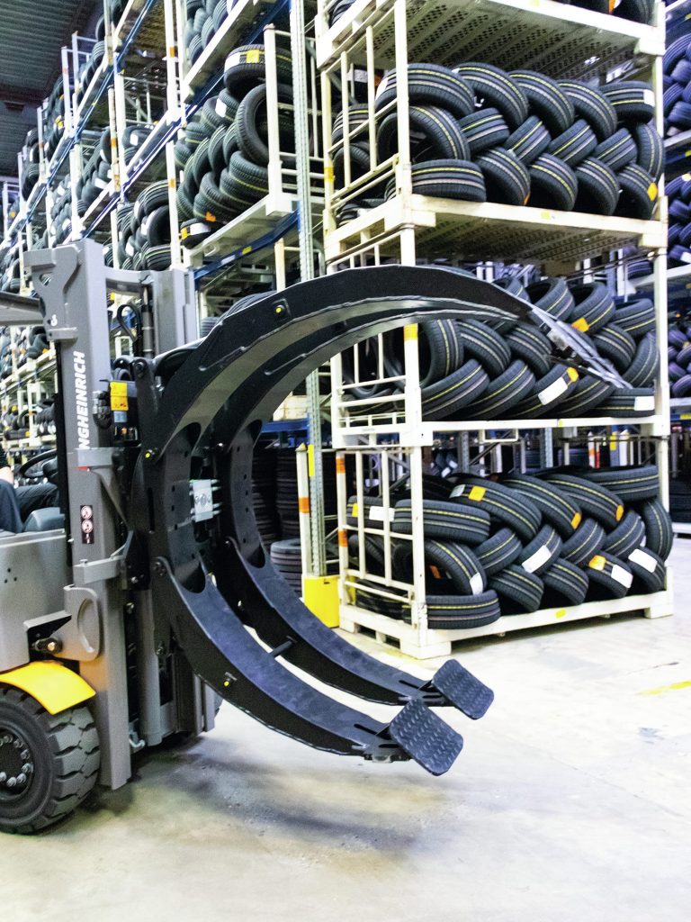  Die neue Reifenklammer von Kaup kann Rollen und Reifen von bis zu 2.100mm Durchmesser aufnehmen und besitzt dabei eine Tragfähigkeit von maximal 1.600kg bei einem Lastschwerpunkt von 1.050mm.
