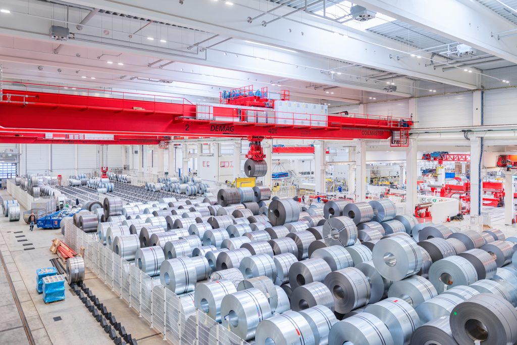  Automatisierte Lagerung von Stahl- und Aluminiumcoils auf einer 5.000 m² großen Fläche.