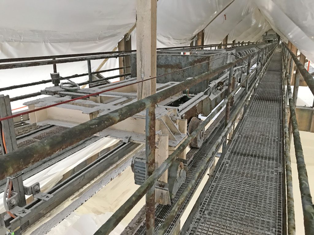  Prozesssicherheit im Salzlager: der optimierte Bandabsetzer in der Lagerhalle in Borth.